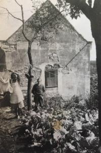 Parents Herbert and Růžena Jochmann on the Débeř homestead in 1939