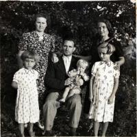 Fotografie celé rodiny, r. 1940, E.Švorcová je dívka vlevo