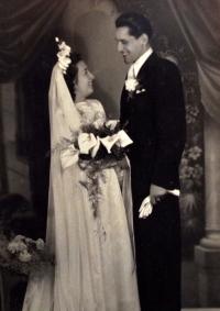 Svatba radisty Jozefa Maca (svatební šaty nevěsty jsou z padáku, se kterým seskočil)