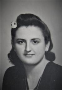 Portrétní fotografie pamětnice; Nymburk; 1945