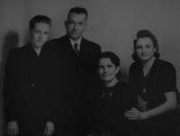 Rodinná fotografie Bendlových, zleva bratr, otec, matka a pamětnice; Nymburk ; 1945