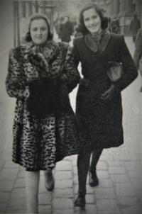 Pamětnice (vpravo) a její kolegyně během studia krejčovství v pražském salonu v Pařížské ulici; Praha; 1946 nebo 1947