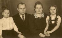 Rodina Molzerova. Zleva syn Karel, rodiče Karel a Marie a dcera Edeltraud