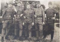 pamätníkov otec s druhmi za prvej svetovej vojny, napravo 