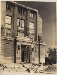 budova národného múzea po bombardovaní, fotené pamätníkom