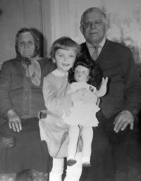 Marie and Čeněk Papryč with her granddaughter Věra Matěková