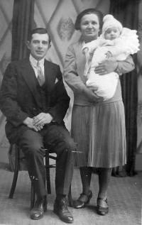 Věra Papryčová with her parents in January 1933