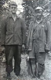 Anton Mudrončík (vpravo)  - fotografia z čias vojenskej služby v útvaroch PTP (1952)