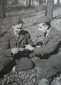 Anton Mudrončík (vpravo) - fotografia z čias vojenskej služby v útvaroch PTP (1951)
