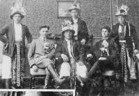 Otec Karel Škráček (sedící vlevo) s kamarády při odvodu
