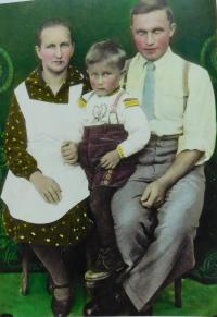 Vratislav Škráček s rodiči asi v roce 1933