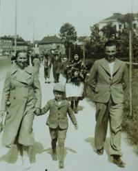 Vratislav Škráček with his parents in 1935 in Zlín