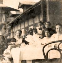 from the left: grandmother Amalie, uncle Otto, aunt Wilhemine, mother Elfrída, 1915