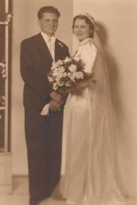 wedding photo of parents 1939
