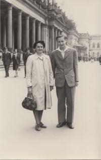 s maminkou, Karlovy Vary 1957