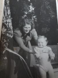 1950 Jaroslav with his mother