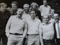 1990 Setkání se spolužáky (Jaroslav vpravo uprostřed)