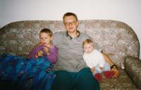 Pamětník se svými dětmi, rok 1995