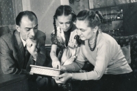 Pamětnice s dcerou a manželem, rok 1955