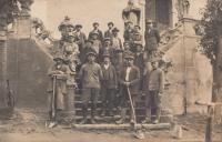 Father of A. Galle during reconstruction of the church in Neratov, on the right with the spade