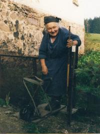 Frieda Bajerová, née Galle, at home in Neratov