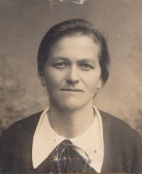 Stephanie Galle, mother