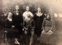 Marie Vegrichtová (1st from the left in the upper row) with her parents, sisters and grandma, Volhynia 1940