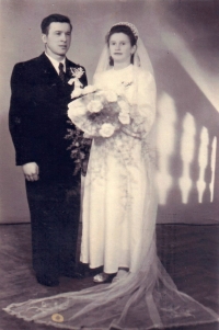 Marie Dolečková marrying Stanislav Vegricht, Krnov 1947