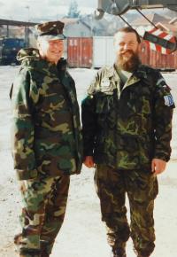 Vpravo Václav Hurt na misi SFOR II v Bosně v roce 2000