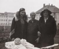Novorozená Dagmar s maminkou, babičkou z Moravy a babičkou z Marináských lázní / 1931