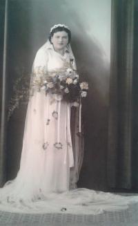 the wedding photo of her mother, 