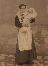 grandmother Anastázie Pavlisová with daughter Anna - year 1913