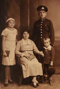 grandfather Joseph Pavlis with his family - year 1933