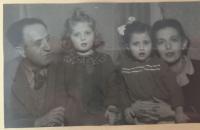 Rodina Feledi v roku 1949 v Ruzomberku : otec Ladislav, matka Elena, dcery Dasa a Judita
