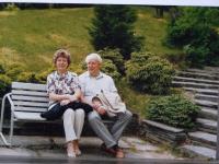 Pamětník s manželkou při výletu do botanické zahrady v Praze