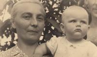 1943, pamětnice s matkou