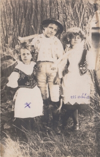 Pěvuše Kohoutová s kamarádkou v chlapeckém kroji a sestrou