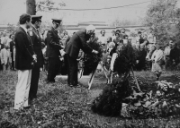 In 1987, the American delegation lays flowers at the memorial to American soldiers who fell during the liberation of Czechoslovakia