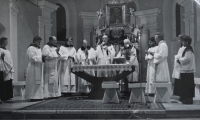 The priest serving the Mass who is covered by flowers is Father Metoděj Minařík. On his left, Father John Malley, Father Redemptus Valabek,Father Vojtěch Kodet, and Father Josef Jančář.