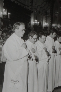 Kněžské svěcení bohoslovců z teologické fakulty v Litoměřicích v roce 1977, zleva P. Pavel Dvořák, pamětník Josef Jančář, P. Jaroslav Kaláb, P. František Krejza, P. Emil Matušů