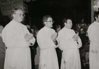 Kněžské svěcení bohoslovců z teologické fakulty v Litoměřicích v roce 1977, zleva P. Pavel Dvořák, pamětník Josef Jančář, P. Jaroslav Kaláb, P. František Krejza