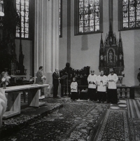 Mše svatá v kostele sv. Mořiče v Olomouci, na které se pamětník Josef Jančář loučil s farníky, protože musel z farnosti odejít