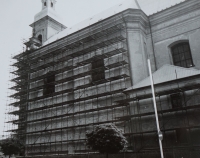 Oprava farního kostela sv. Jana Křtitele v Hranicích, který opravoval pamětník Josef Jančář