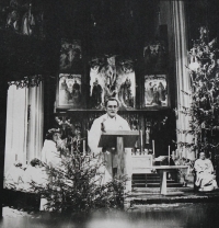 Pamětník Josef Jančář káže v kostele sv. Mořice v Olomouci při vánoční mši svaté v roce 1979, na fotografii vpravo páter Bohumil Nerychel, vlevo Jan Kouřil, který při přečetl přímluvu za zavřené kněze