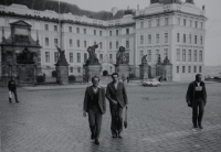 Pamětník Josef Jančář na fotografii vlevo se spolužáky z teologické fakulty v Litoměřicích na výletě na Pražský hrad, dále zprava P. Josef Čermák, P. Adolf Pintíř