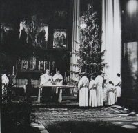 Pamětník Josef Jančář před oltářem v kostele sv. Mořice v Olomouci při vánoční mši svaté v roce 1979, na fotografii vlevo páter Bohumil Nerychel