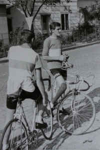 Pamětník Josef Jančář na fotografii vpravo jezdil závodně na kole