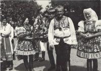 Slovácký krůžek Vacenovice, Ludmila vystupuje s manželem (napravo) 2