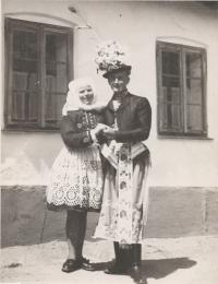 1952 - Ludmila s manželem při odvodu na vojnu
