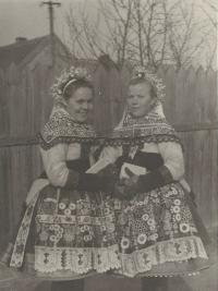 1951 - Ludmila s kamarádkou jako družička na svatbě